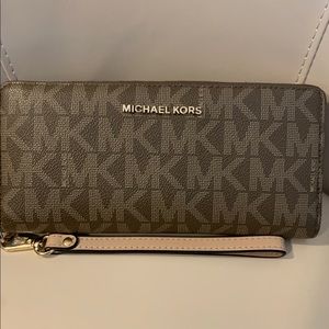 Micheal Kors Jet Set Travel Continental Wallet